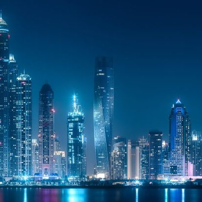 Modern,Buildings,Of,Dubai,Marina,Bay,With,Lights,At,Night